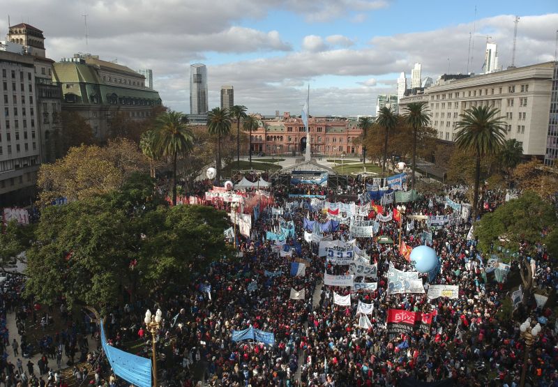 Byrne/picture-alliance/AP Photo Demonstration gegen die Wirtschaftspolitik der Regierung am 1. Juni in Buenos Aires.