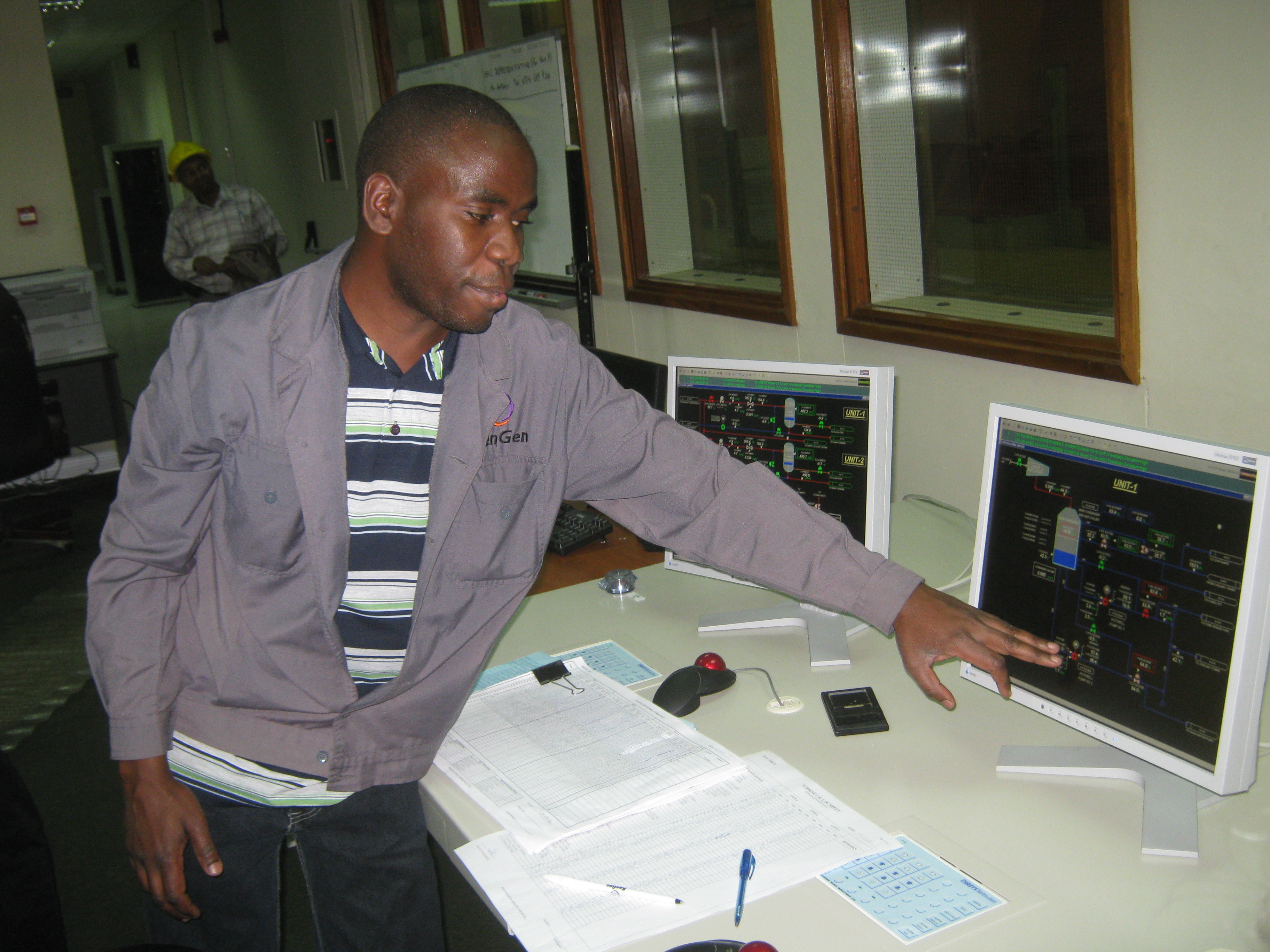 Leitwarte eines von der KfW Entwicklungsbank mitfinanzierten Erdwärmekraftwerks in Kenia.