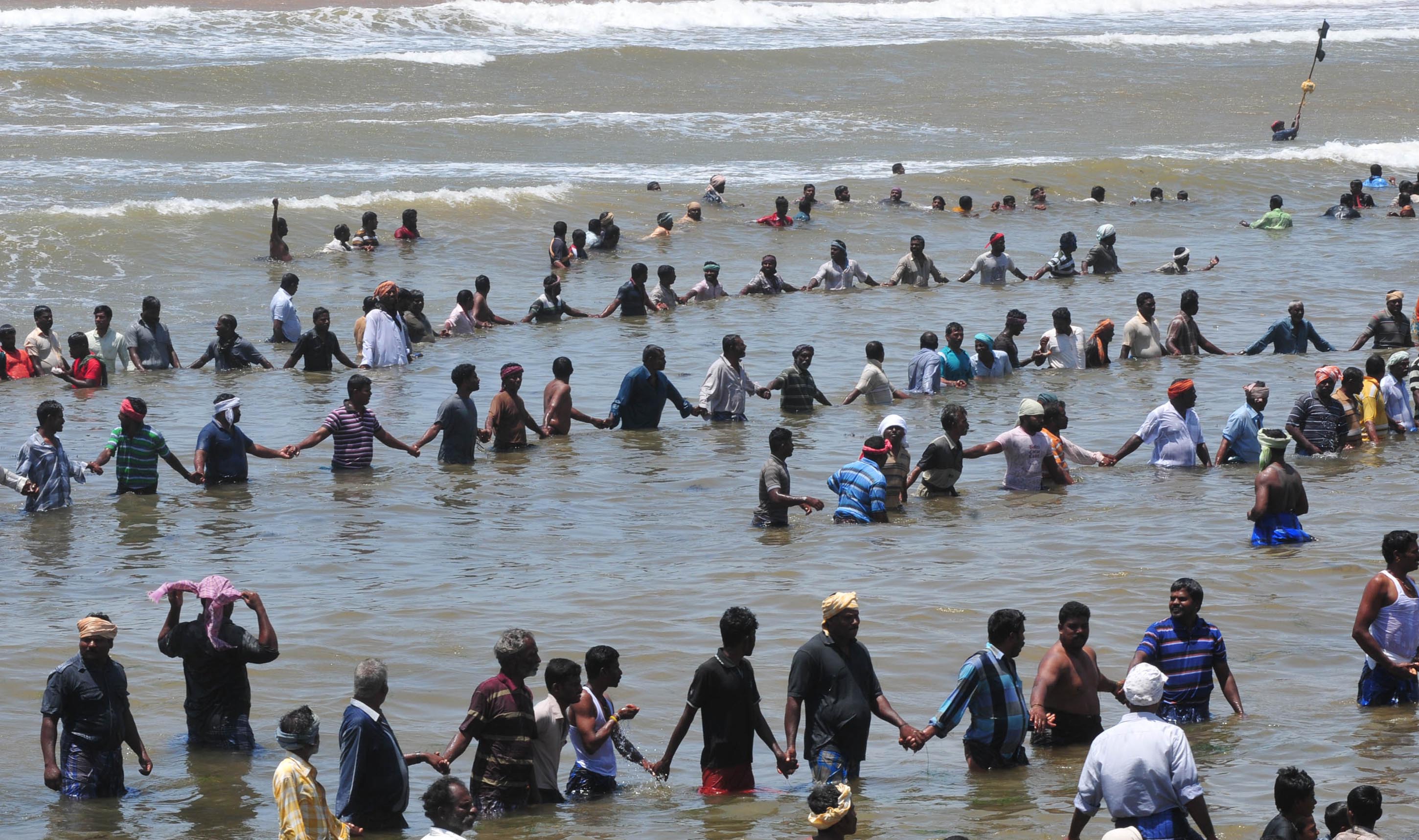 landov/picture-alliance Environmentalists rally against a nuclear plant in Kudankulam in 2012.