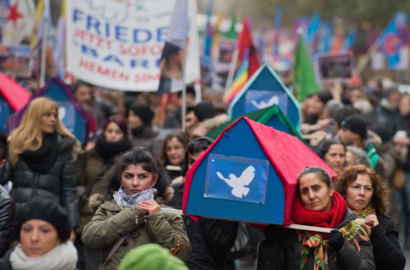 Rössler/picture-alliance/dpa Kurds rallying in favour of the peace process in Frankfurt earlier this year.