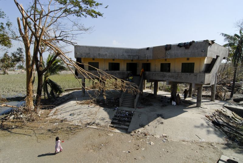 Bessere Katastrophenvorsorge in Bangladesch: Der große Zyklon von 1991 tötete 130 000 Menschen; wegen systematisch ausgebauter Bunker forderte ein ähnlich starker Sturm dagegen 2007 nur 3000 Leben.