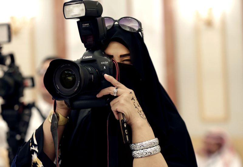 picture-alliance/AP Photo Women in Saudi Arabia have few professional options: a journalist in Riyadh.