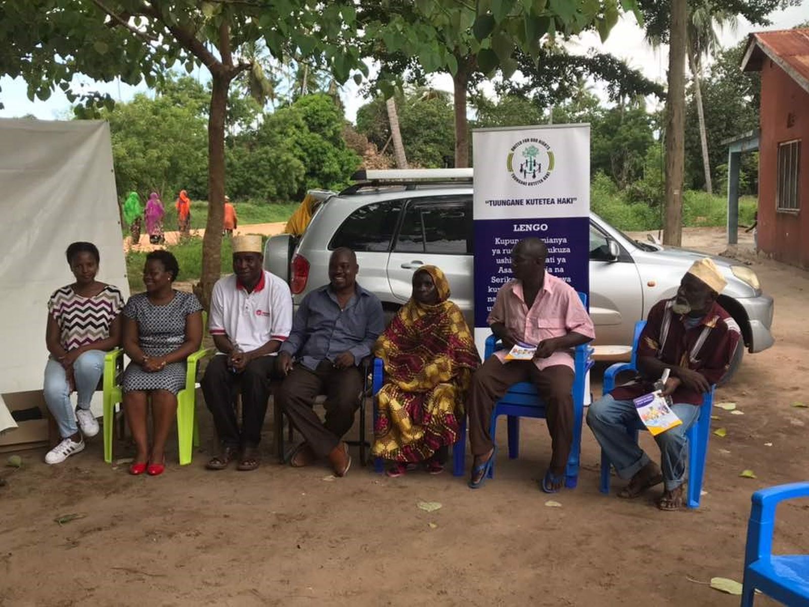 Maria Kayombo Dorfbewohner bei einer vom „United for Our Rights“-Projekt in Kalole, Tansania, organisierten Versammlung.