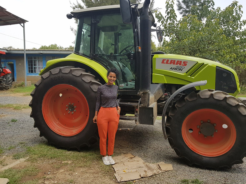 Dr. Josef Most Samrawit Kiros Haylu vor einem der neuen Traktoren. Sie ist die erste Fahrlehrerin überhaupt in Äthiopien.