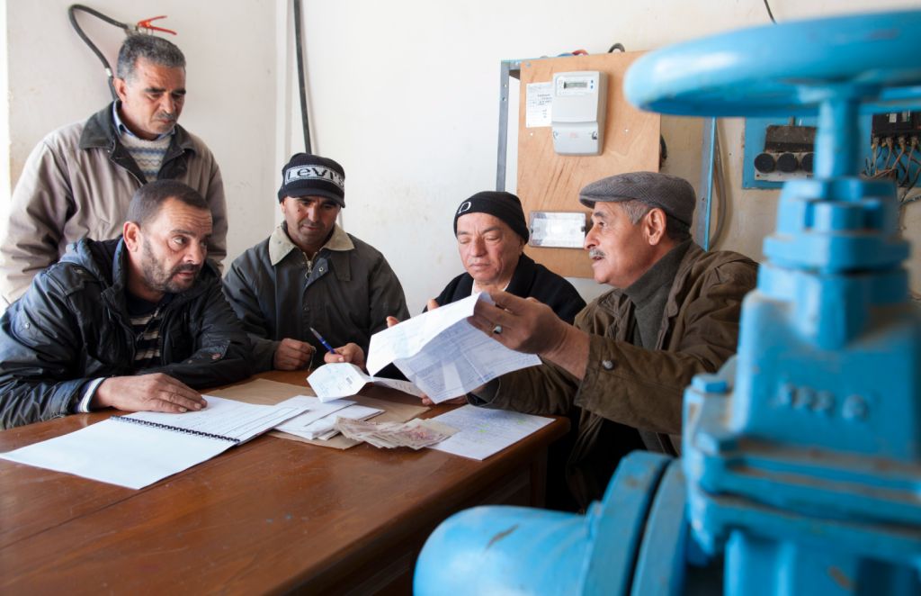 In Tunisia there are reform partnerships with the BMZ: employees of a pumping station at a meeting.