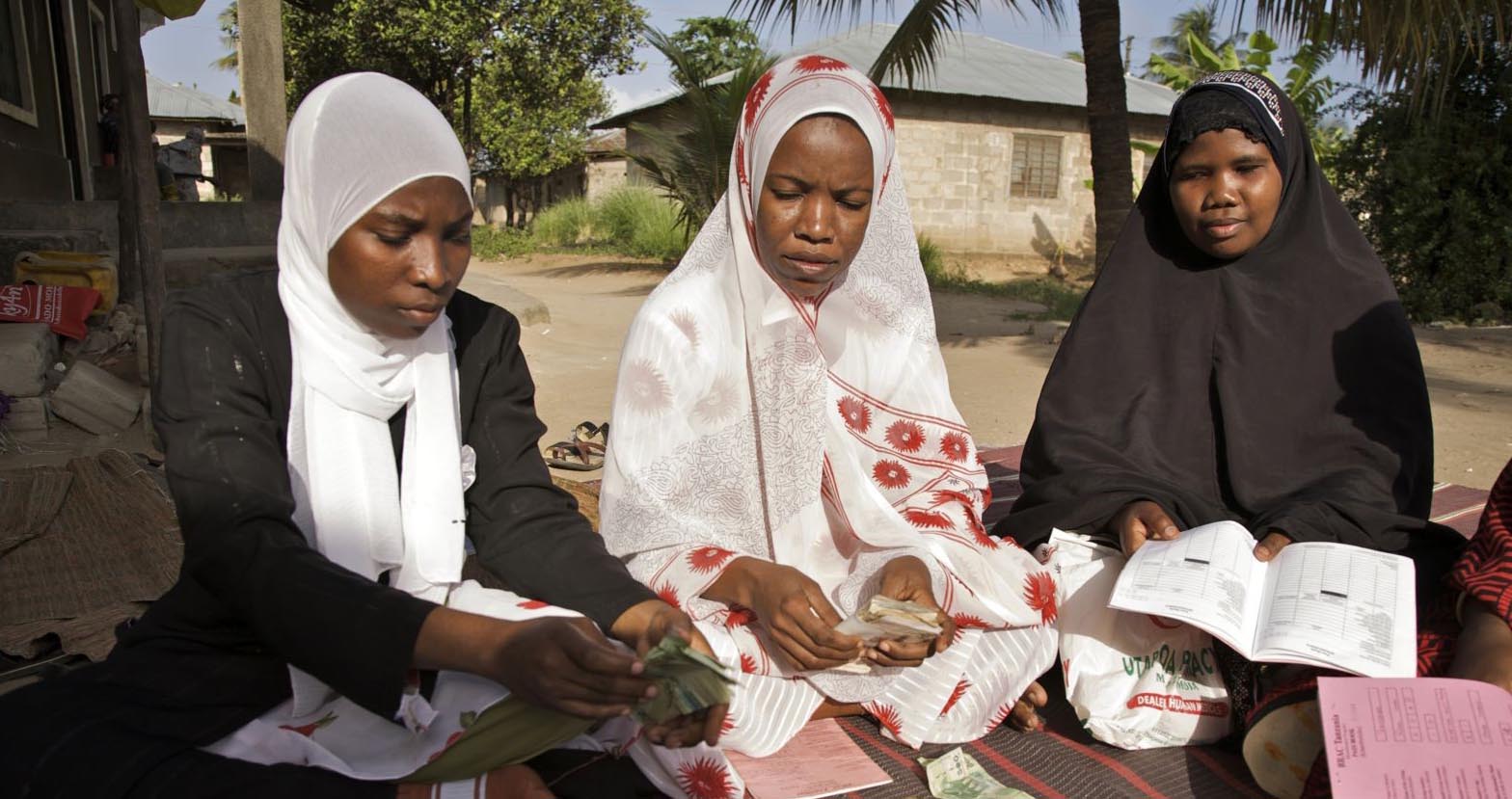 Frauen benötigen Zugang zu Finanzmitteln, hier bei einem Mikrofinanzprojekt auf Sansibar, Tansania.