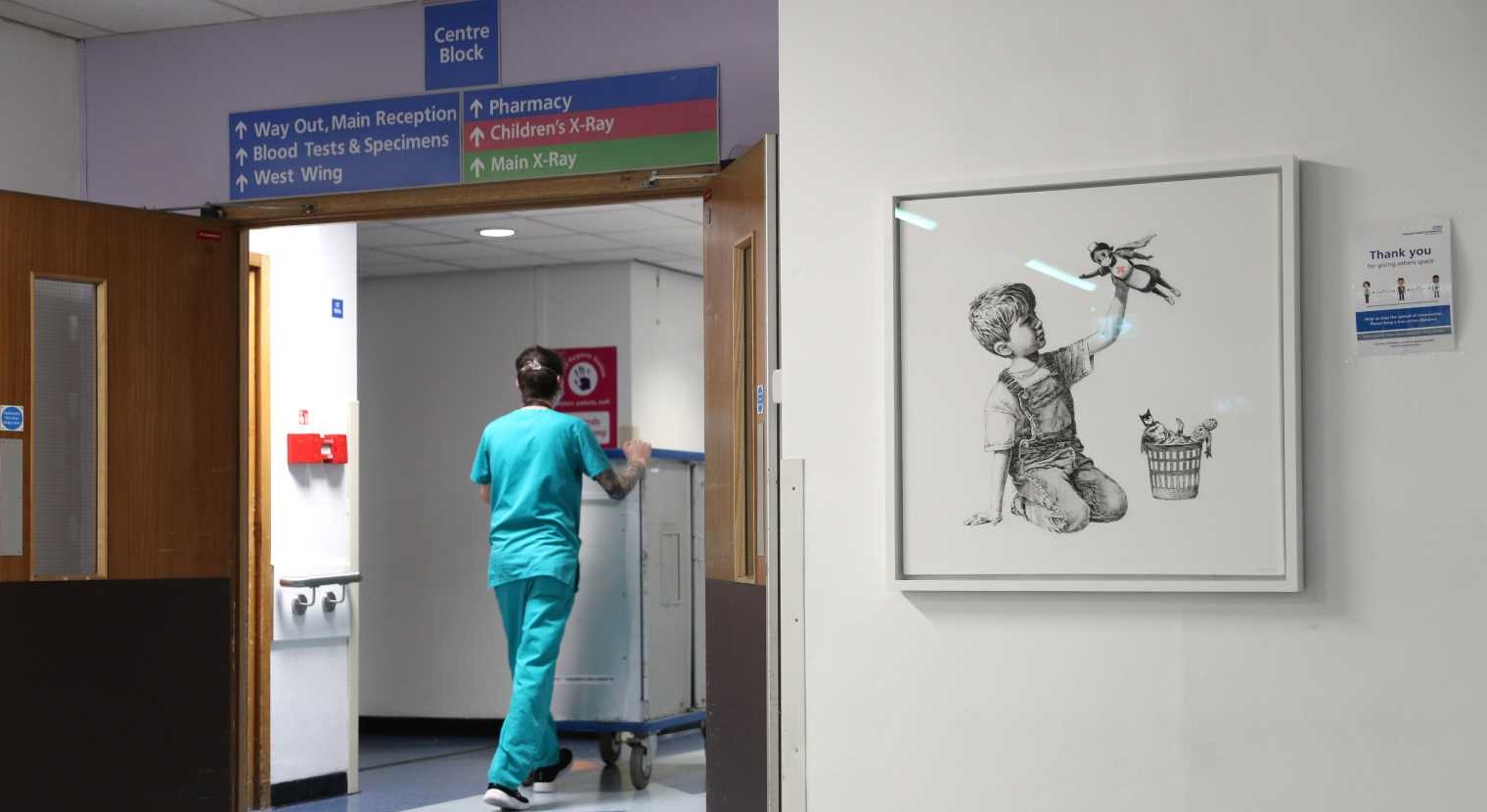 picture-alliance/empics/Andrew Matthews „The game changer“ ist ein Kunstwerk, mit dem sich der Streetart-Künstler Banksy während des Lockdowns beim Krankenhauspersonal bedankt: hier im Southampton General Hospital.