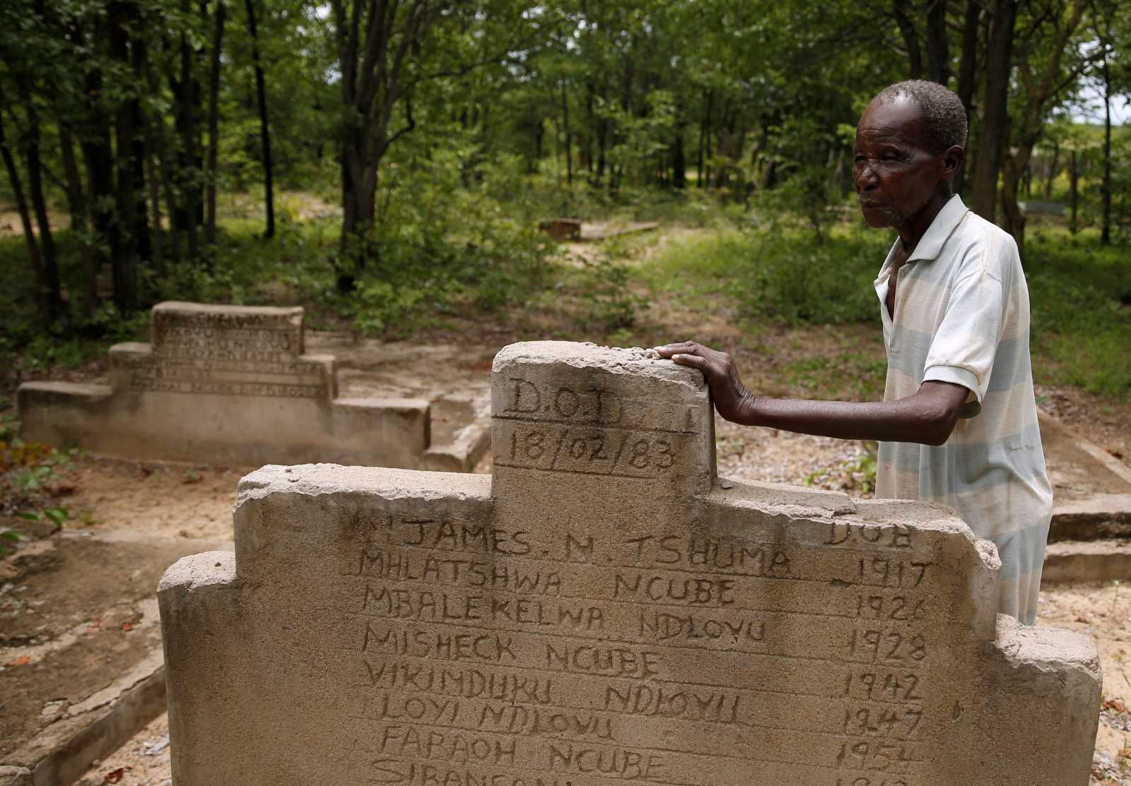 picture alliance /Reuters/ Philimon Bulawayo Gedenkstein für 1983 ermordete Regimegegner vom Volk der Ndebele in Simbabwe.