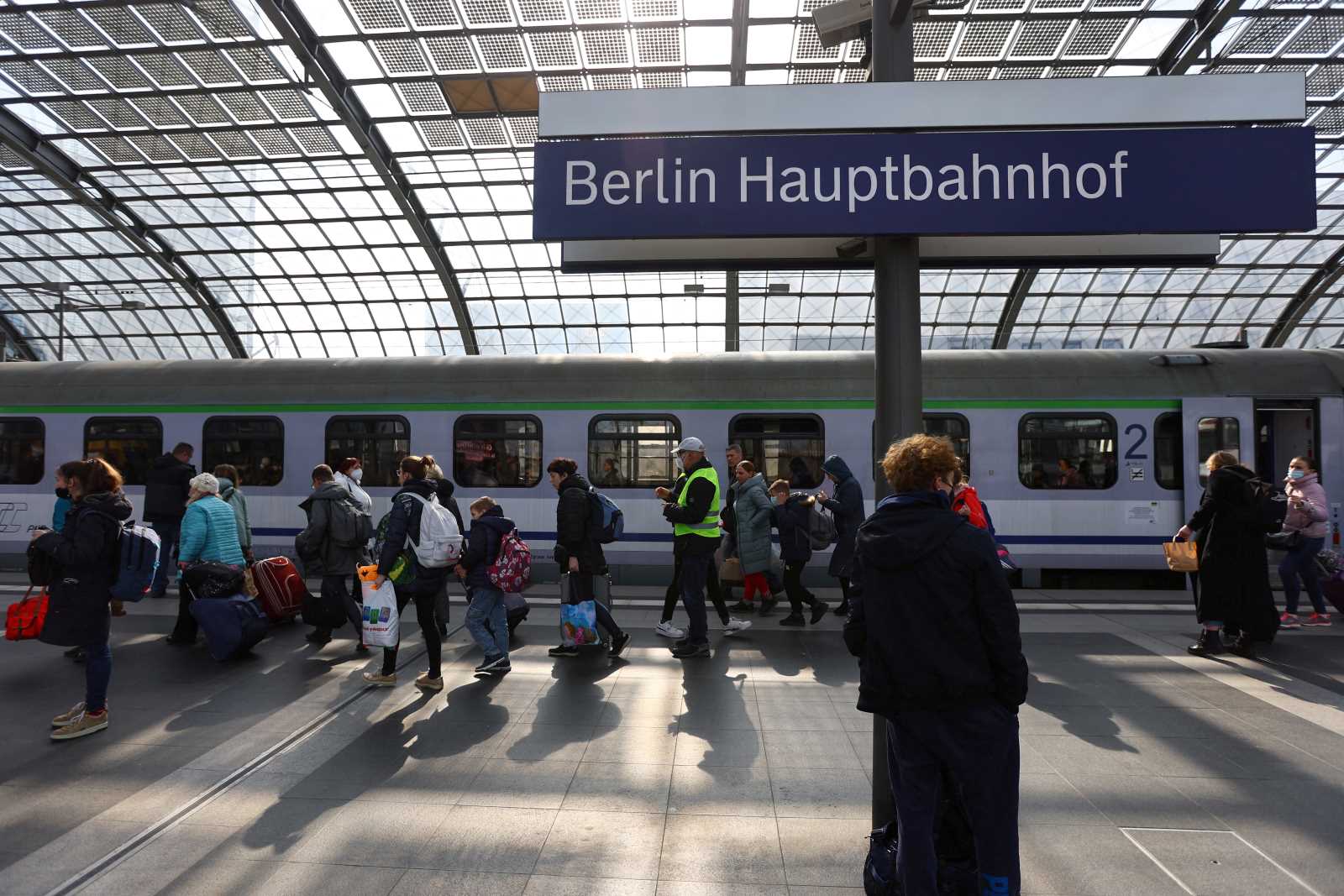 picture alliance / REUTERS / Fabrizio Bensch Ankunft von ukrainischen Flüchtlingen im März 2022.