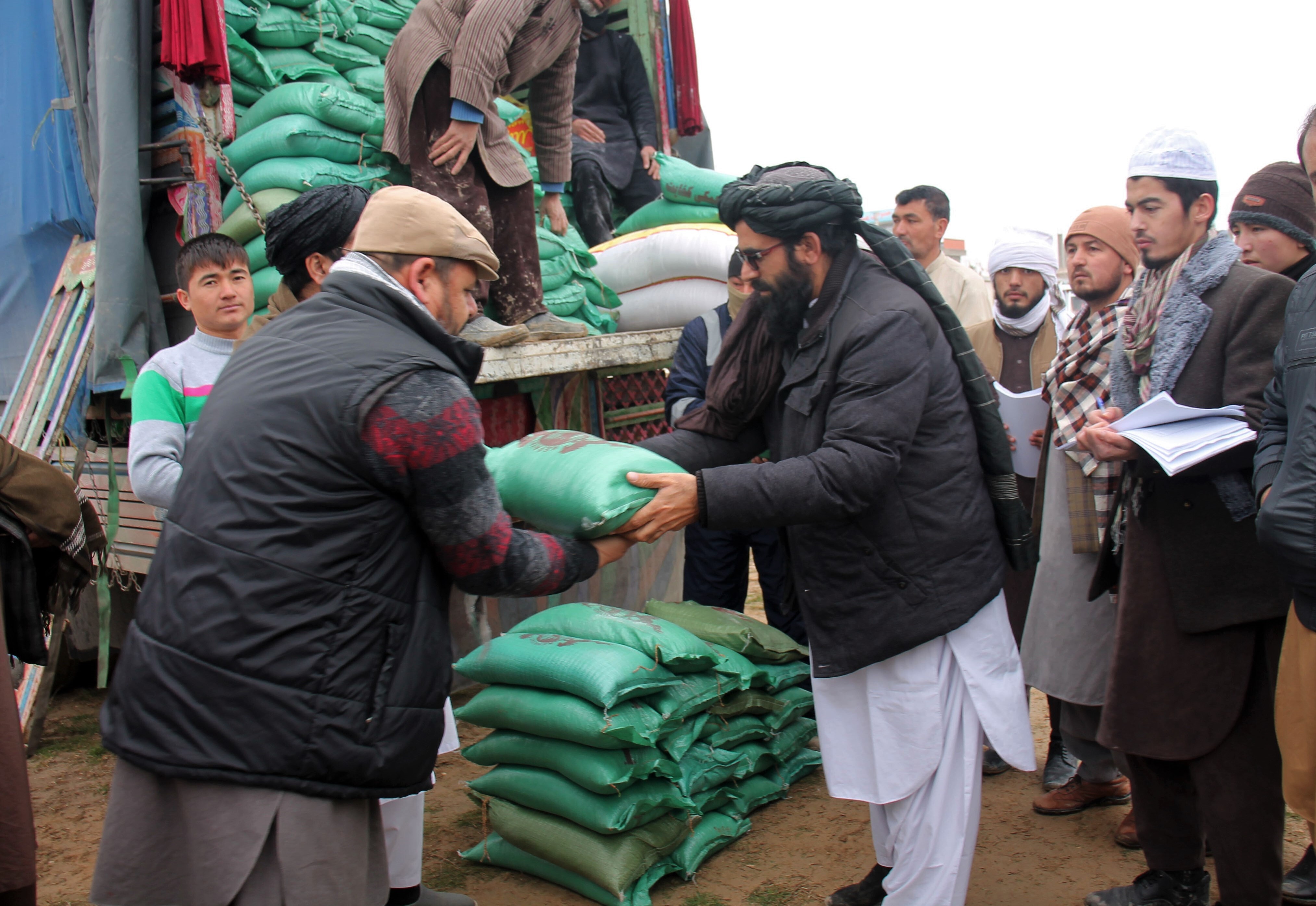 picture alliance / Xinhua News Agency / Stringer Afghans receive assistance donated by an aid agency in Jawzjan province, northern Afghanistan, January 2022.