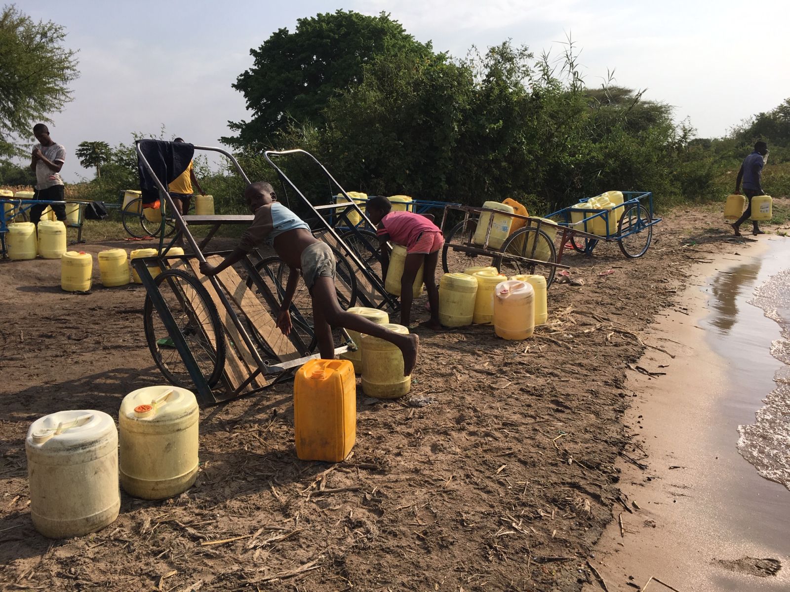KfW Bankengruppe/Andrea Höltke A new water pipeline will improve lives in Tanzanian village in measurable ways.