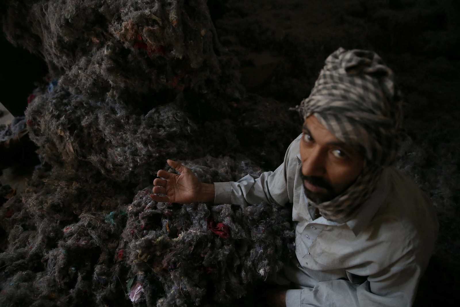 Ein Arbeiter eines informellen Wollverarbeitungsbetriebs in Peshawar verlor 2016 drei Finger bei einem Unfall.