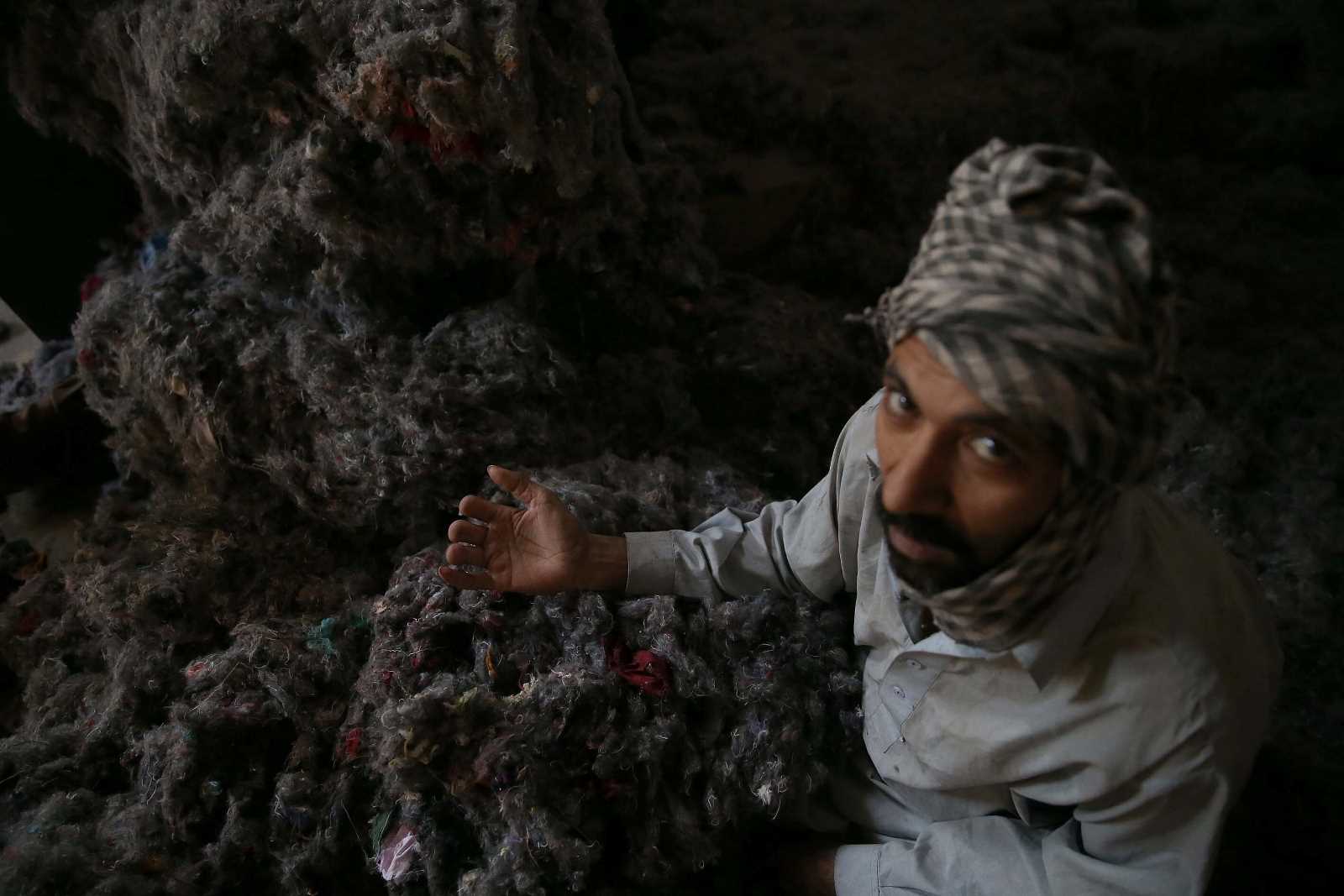 picture-alliance/AA/Metin Aktas Ein Arbeiter eines informellen Wollverarbeitungsbetriebs in Peshawar verlor 2016 drei Finger bei einem Unfall.