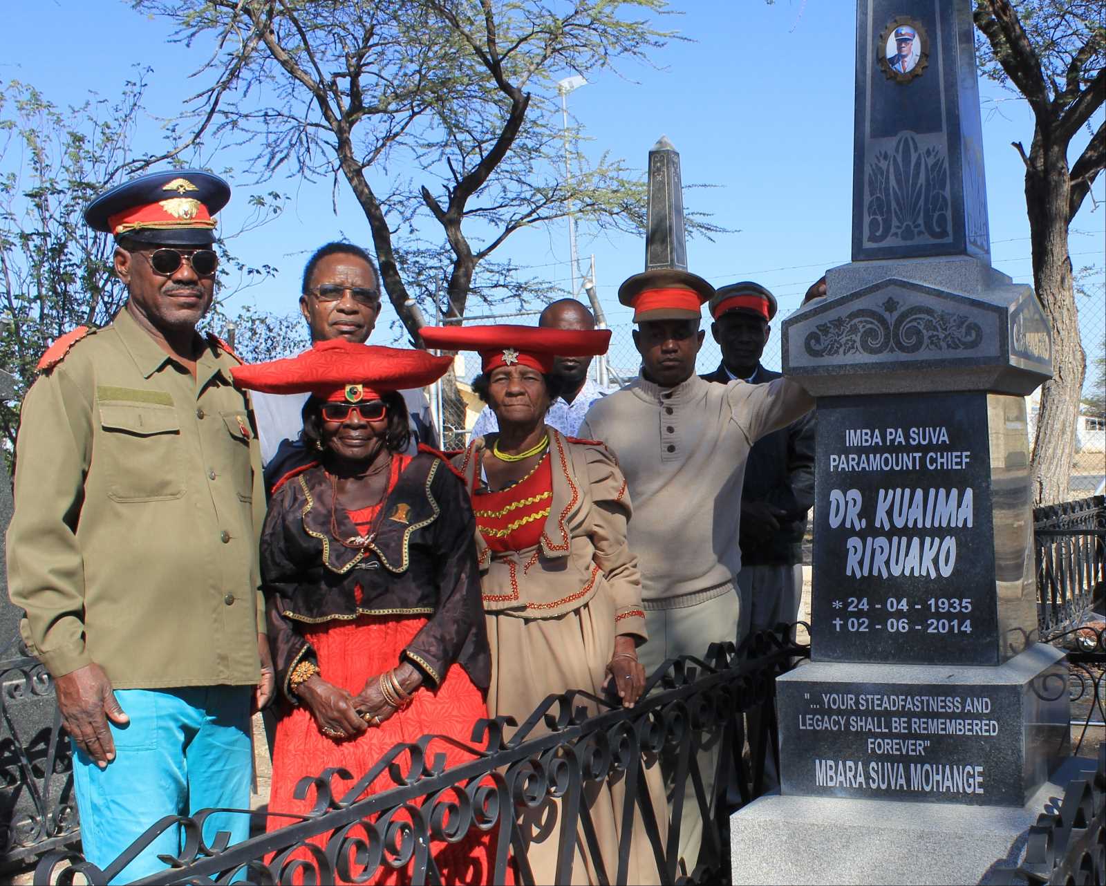 picture alliance/dpa / Jürgen Bätz Angehörige der Ovaherero stehen in der namibischen Stadt Okahandja am Grab eines verstorbenen Oberhaupts.
