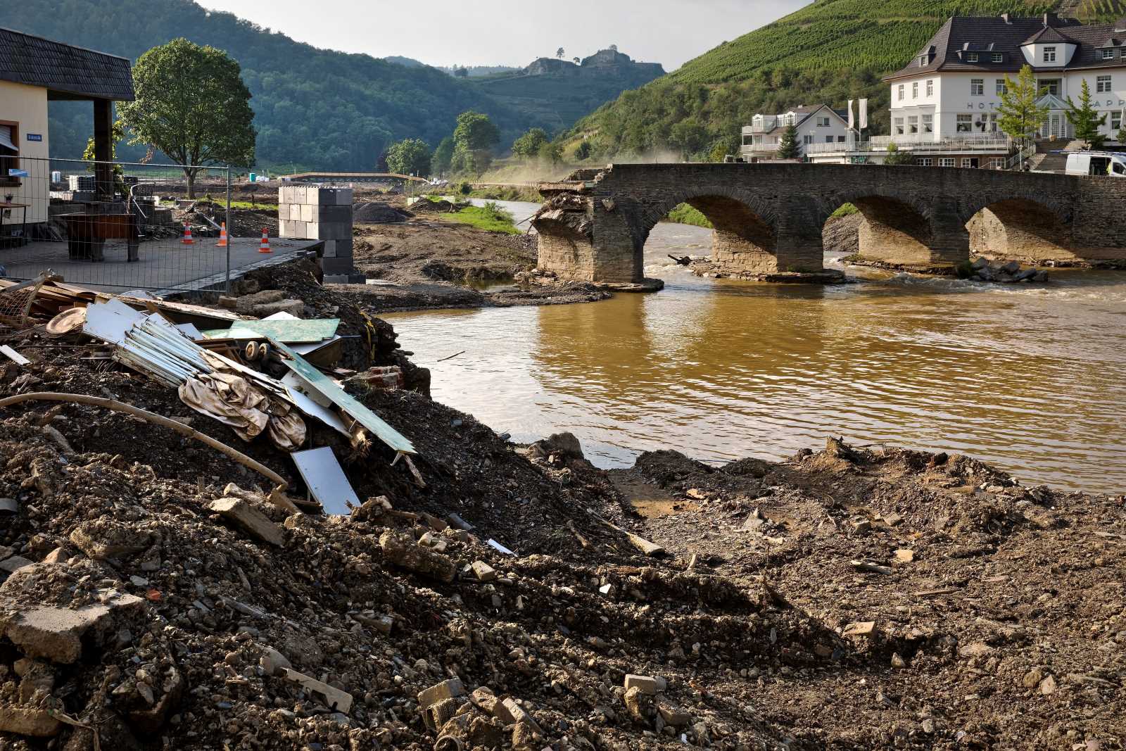 picture alliance / imageBROKER / Stefan Ziese Flood damage in Germany last summer.