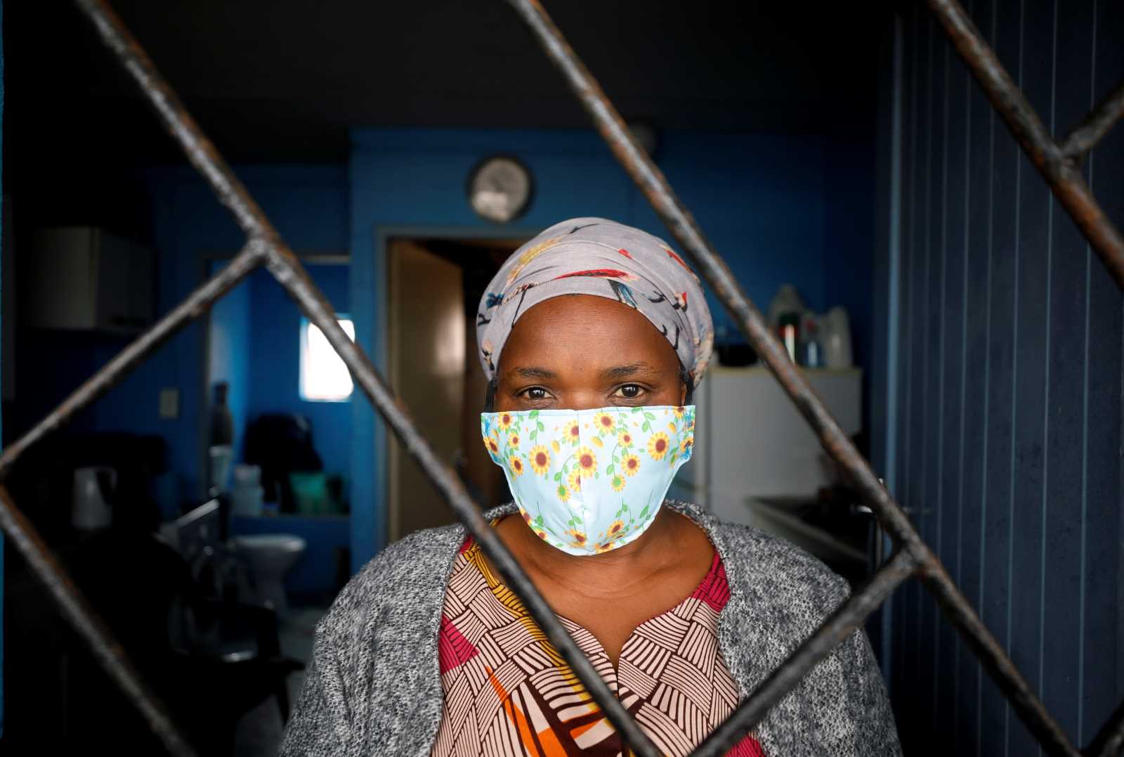 picture alliance / Mike Hutchings Alphonia Zali, a household helper in South Africa, was one of millions of women who lost their jobs during lockdowns.
