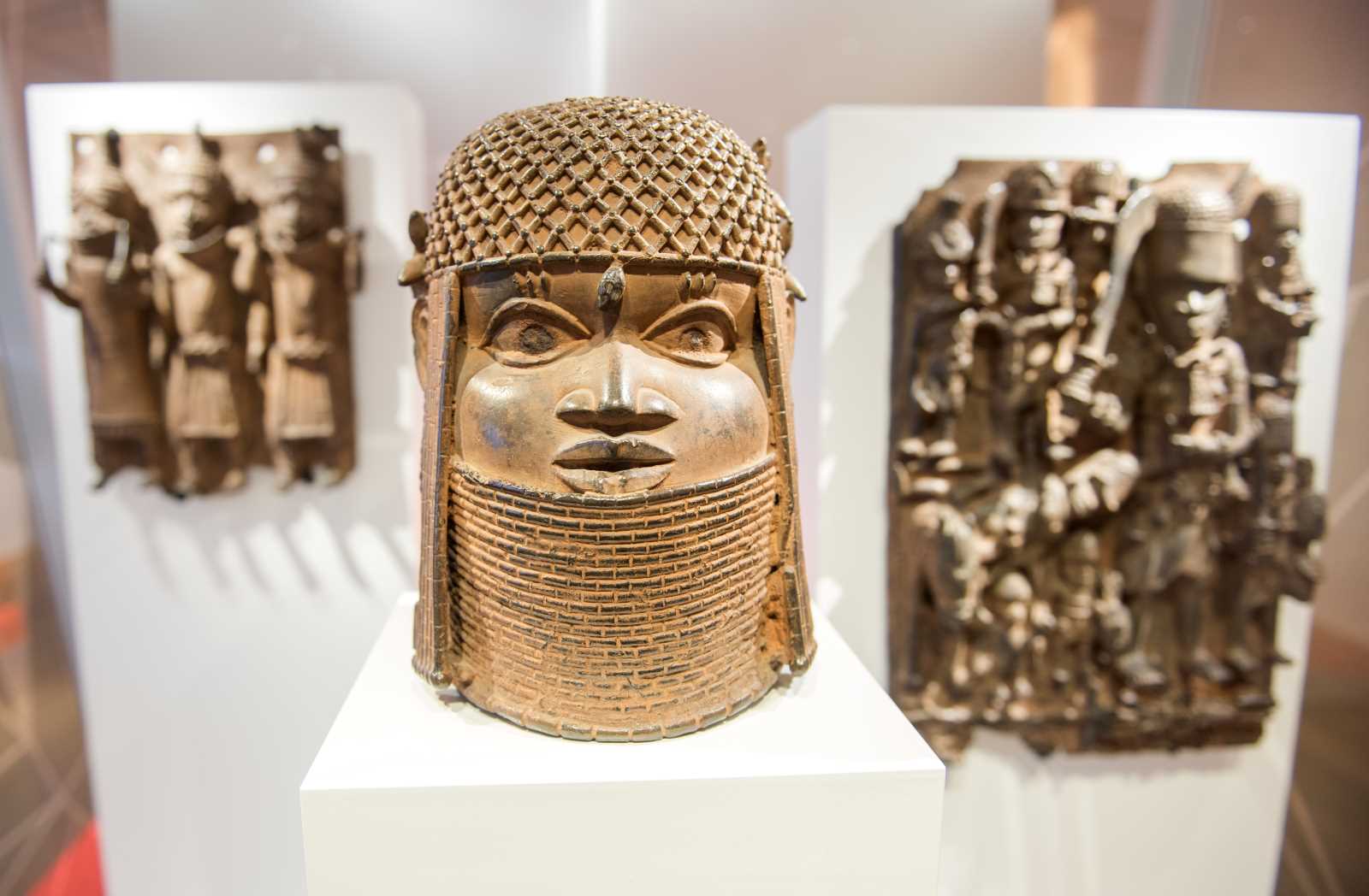 Drei der berühmten Benin-Bronzen im Museum für Kunst und Gewerbe in Hamburg