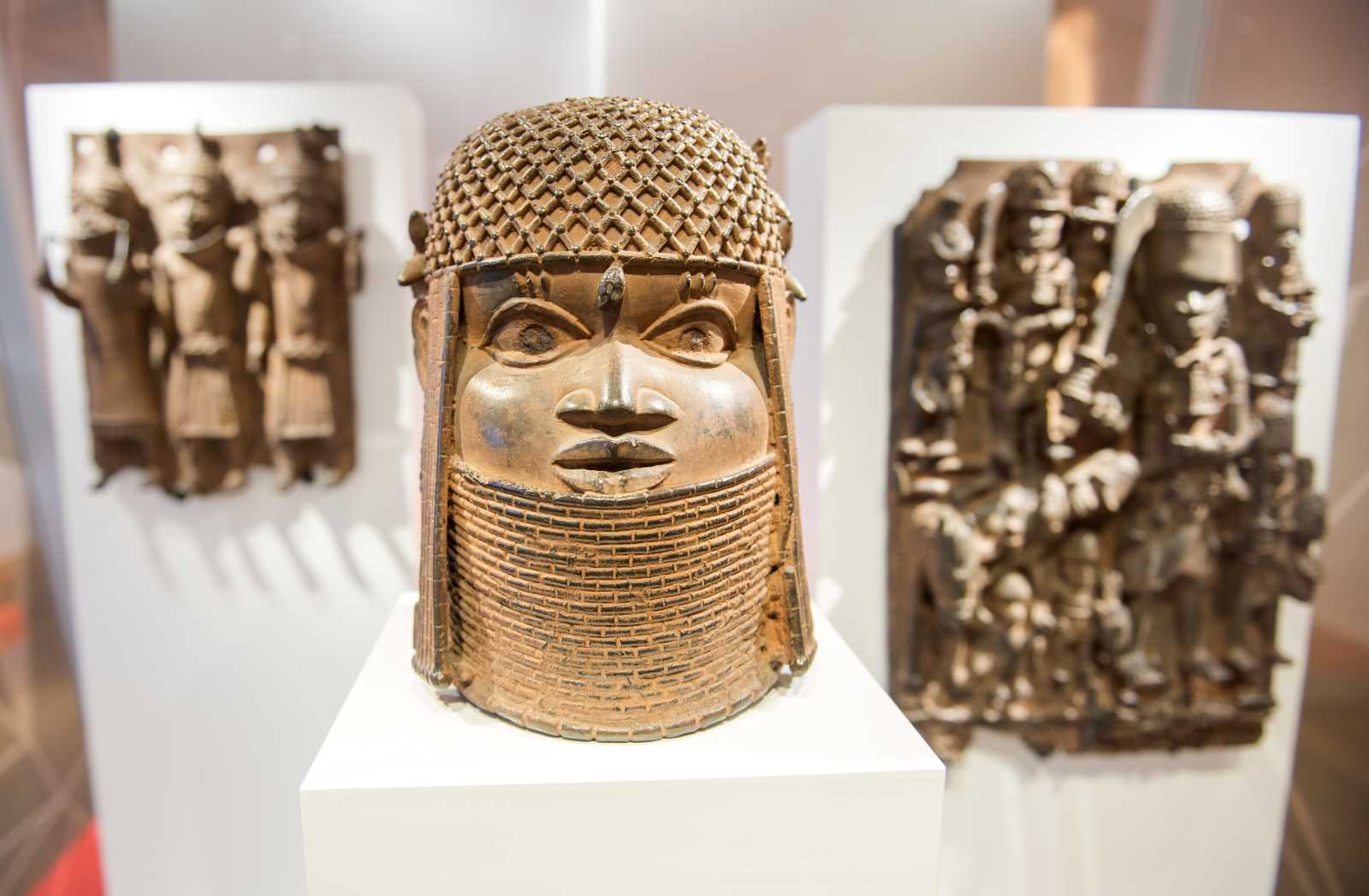 picture-alliance/Daniel Bockwoldt/dpa Drei der berühmten Benin-Bronzen im Museum für Kunst und Gewerbe in Hamburg