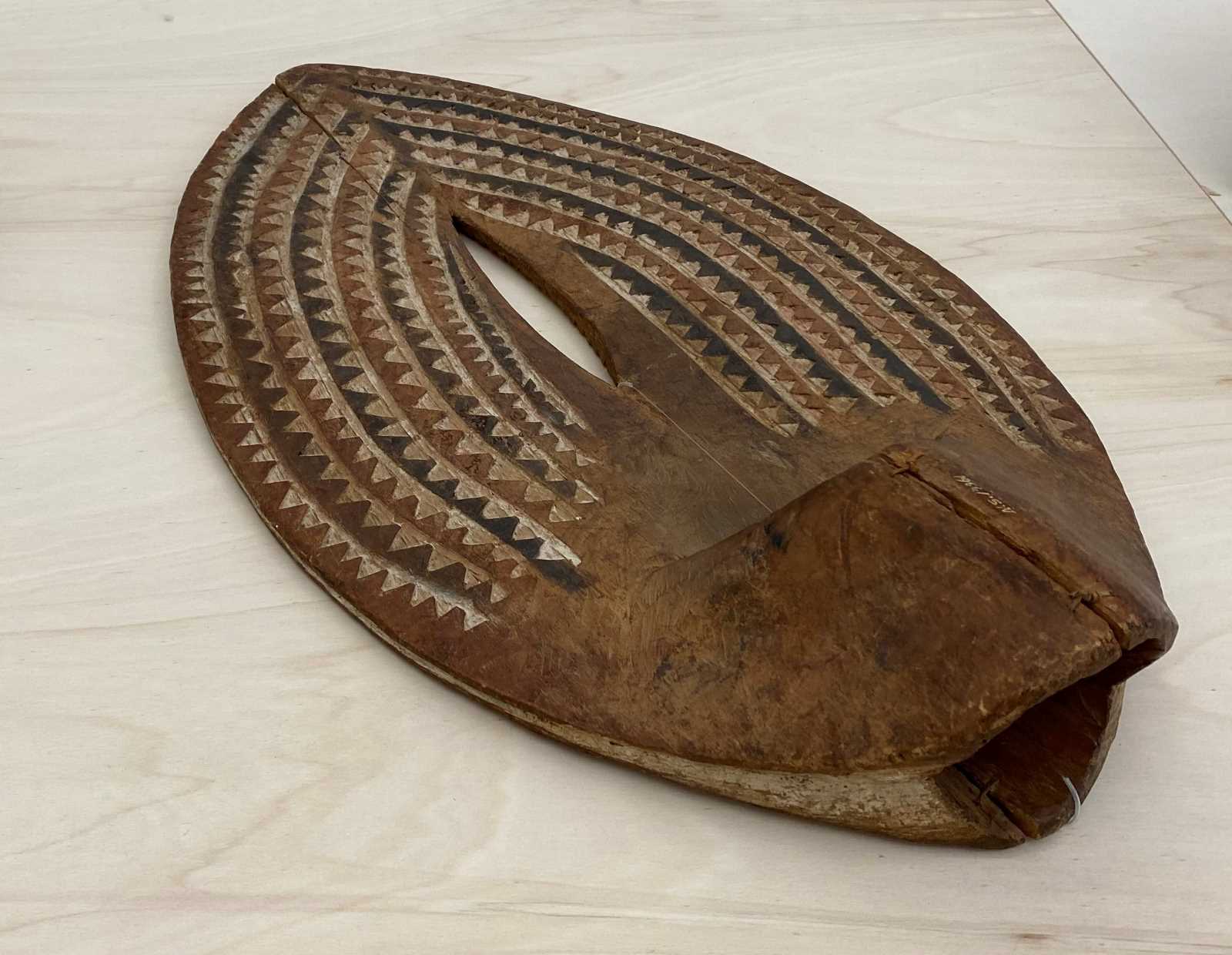 SB Das Ndoome ist kein Kampfschild, sondern ein ritueller Tanzgegenstand.