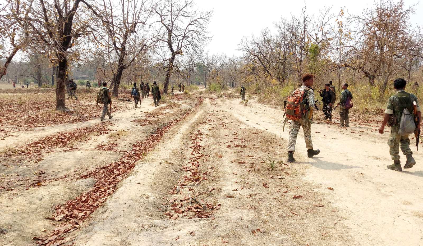 picture alliance / EPA-EFE / Sanat Kumar Singh Paramilitärische Truppen patrouillieren nach einem Schusswechsel mit Linksextremisten in Chhattisgarh.
