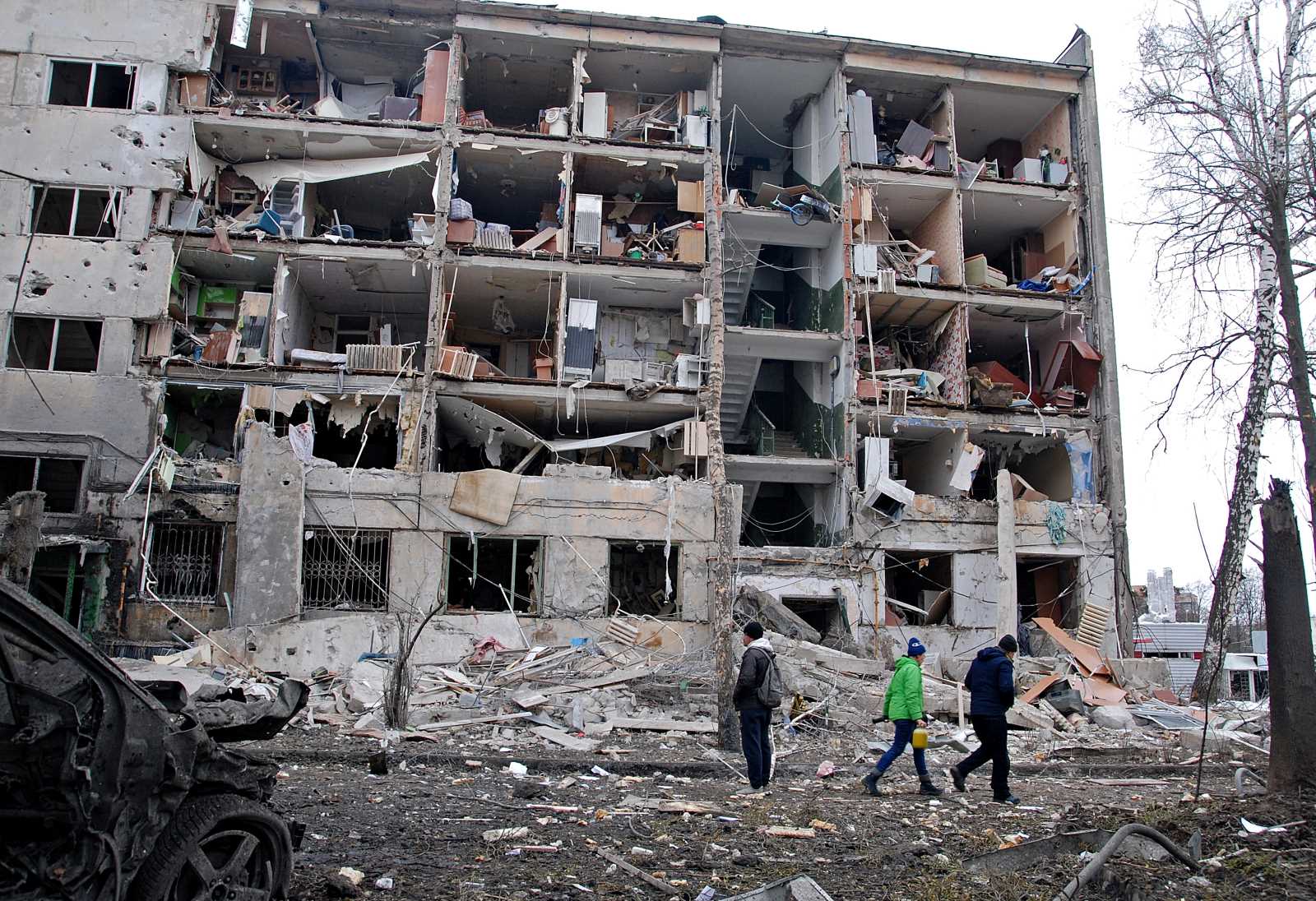 picture alliance / REUTERS / Stringer “Russia’s attack on Ukraine is atrocious. Full stop.” Destroyed apartment building in Kharkiv.
