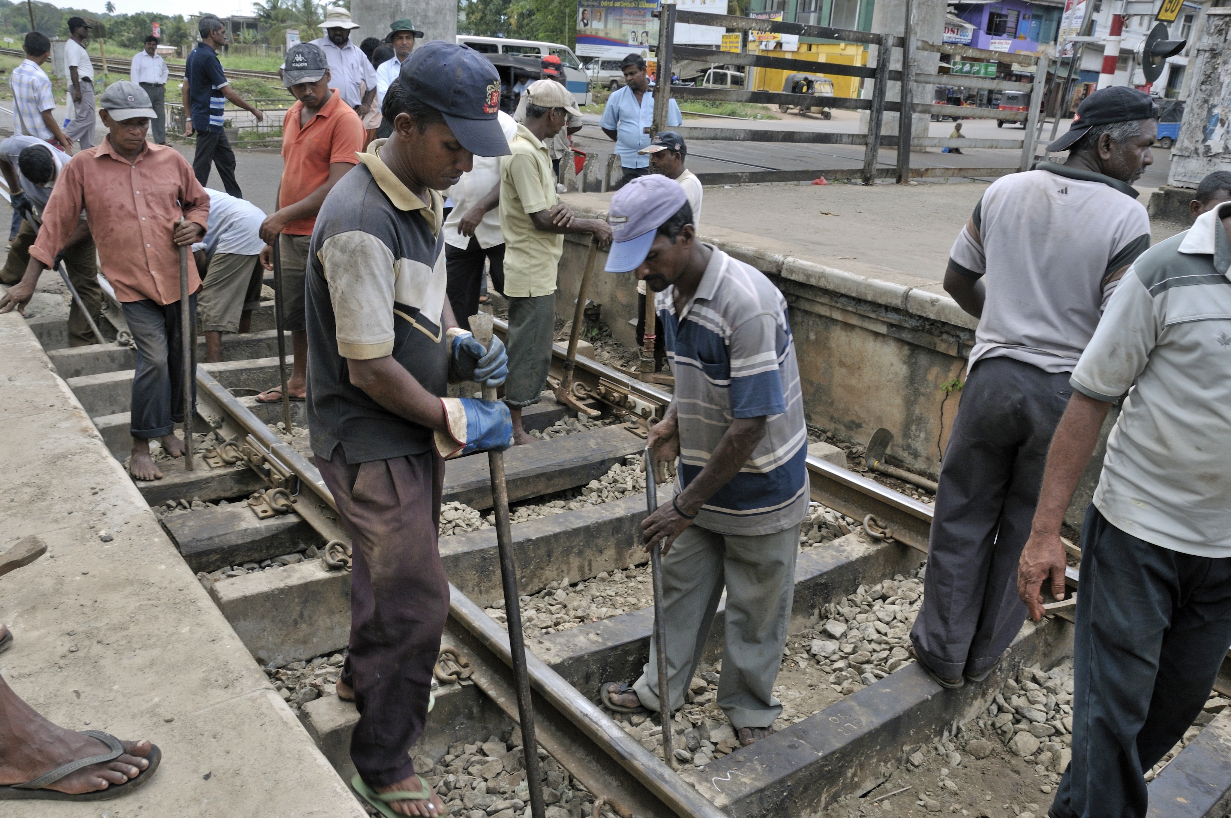 Allgöwer/chromorange/picture-alliance Die Asiatische Entwicklungsbank rät zur Eisenbahn: Wartungsarbeiten in der Nähe von Colombo, Sri Lanka.