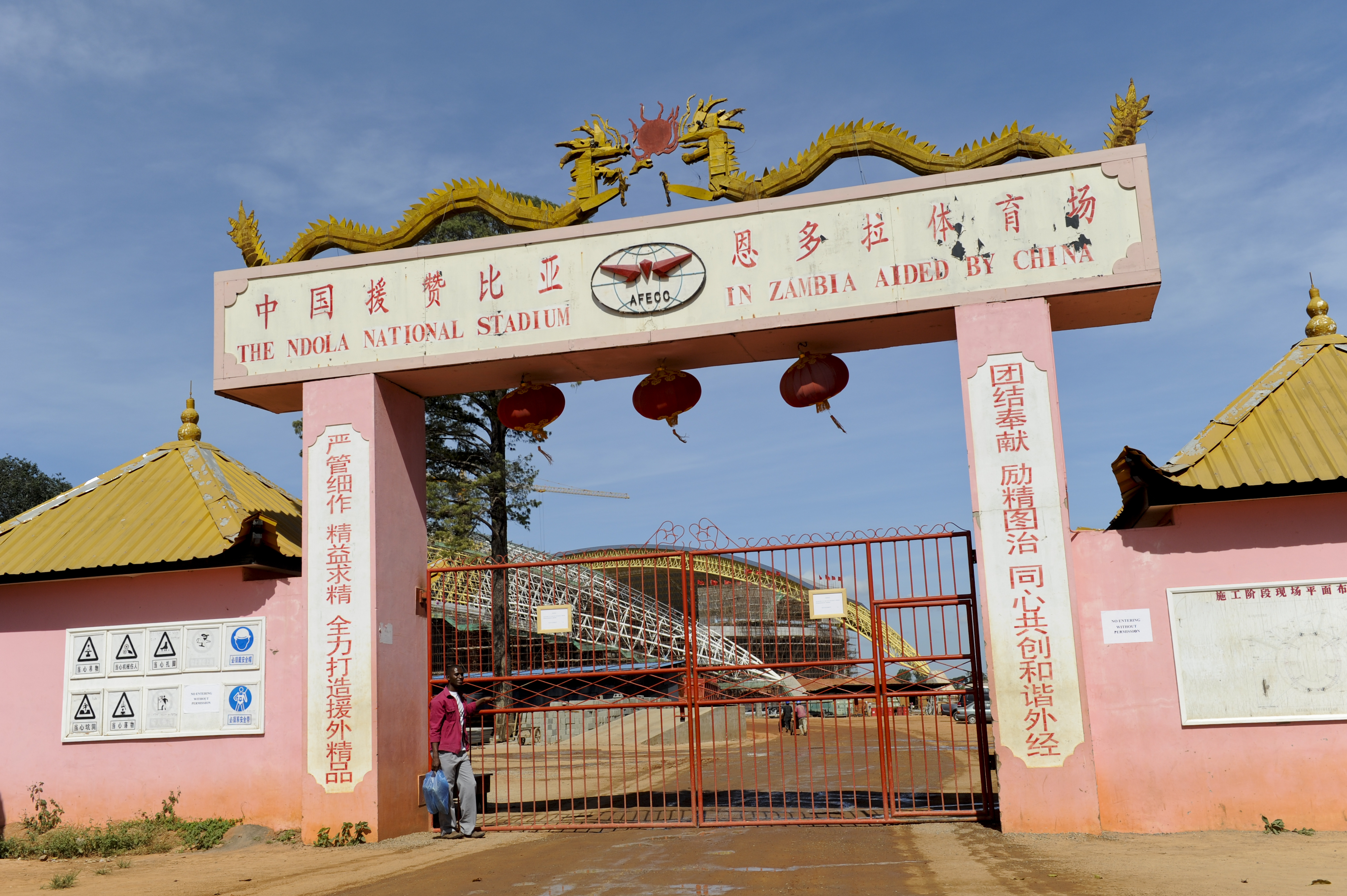 Jörg Böthling/Photography Eine chinesische Firma, der eine Kupfermine in Sambia gehört, half, ein neues Fußballstadion in der Hauptstadt Lusaka zu bauen.