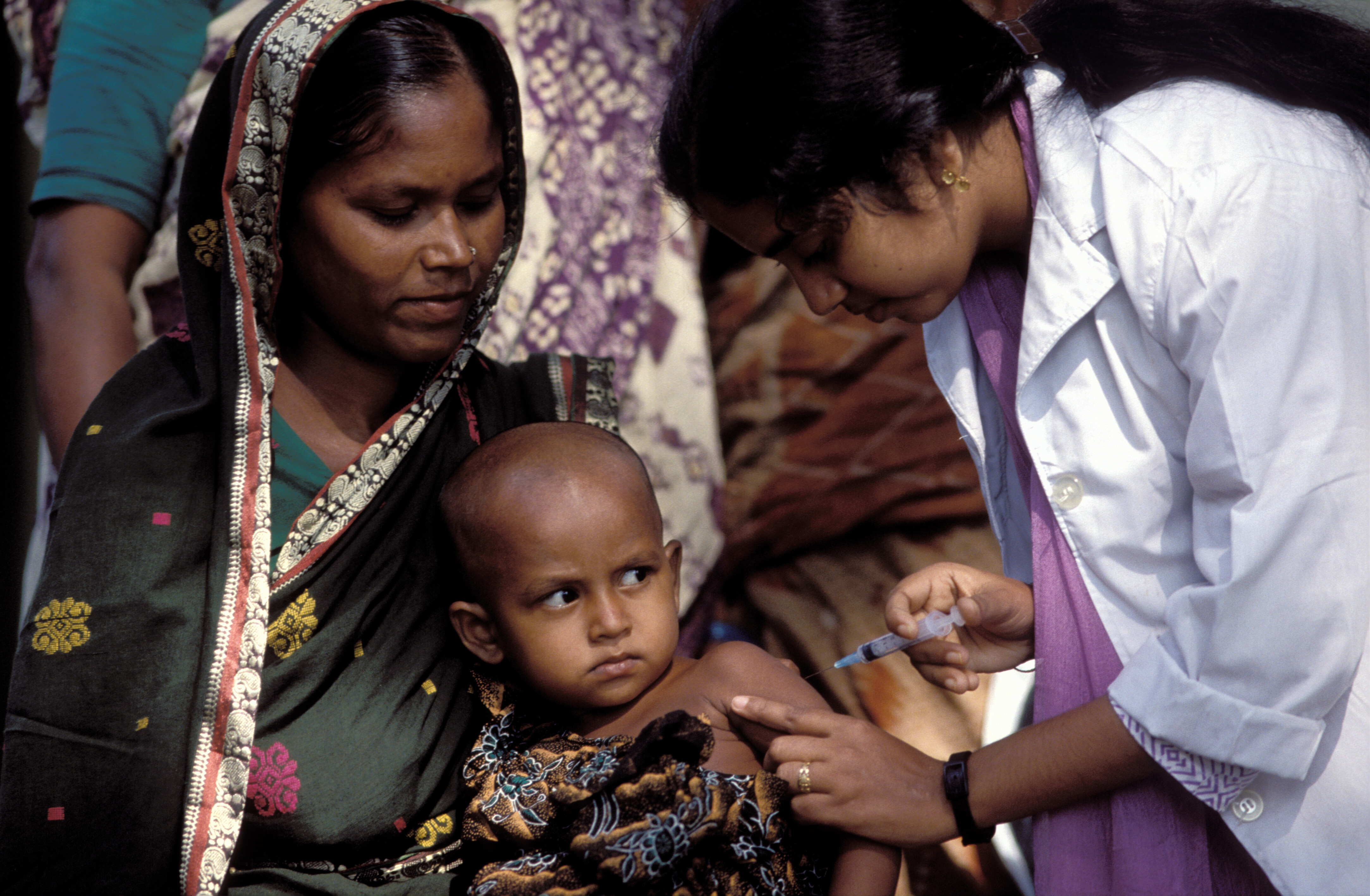 Ron Giling/Lineair Vaccinations mean more safety: mothers and children in Bangladesh.