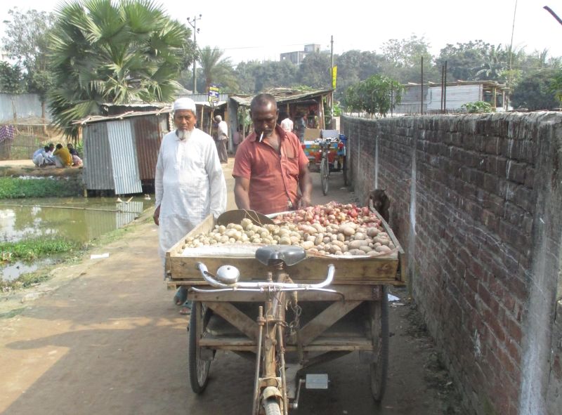 Urban growth must not lock in unsustainable approaches – selling potatoes in peripheral Dhaka.