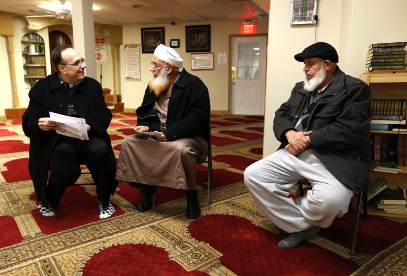 picture-alliance/AP Images Entwicklungspolitische Zusammenarbeit mit religiösen Akteuren ist sinnvoll: Ein katholischer Priester im Gespräch mit einem Imam im Islamic Center of Lexington im US-Bundesstaat Kentucky.