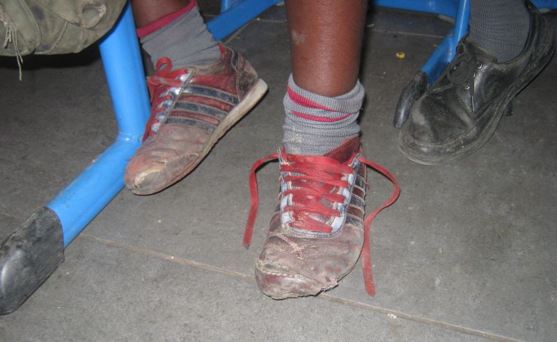 dem Schulbesuch hilft Armut zu entkommen: Schuhe in einem Klassenzimmer in Nairobi.
