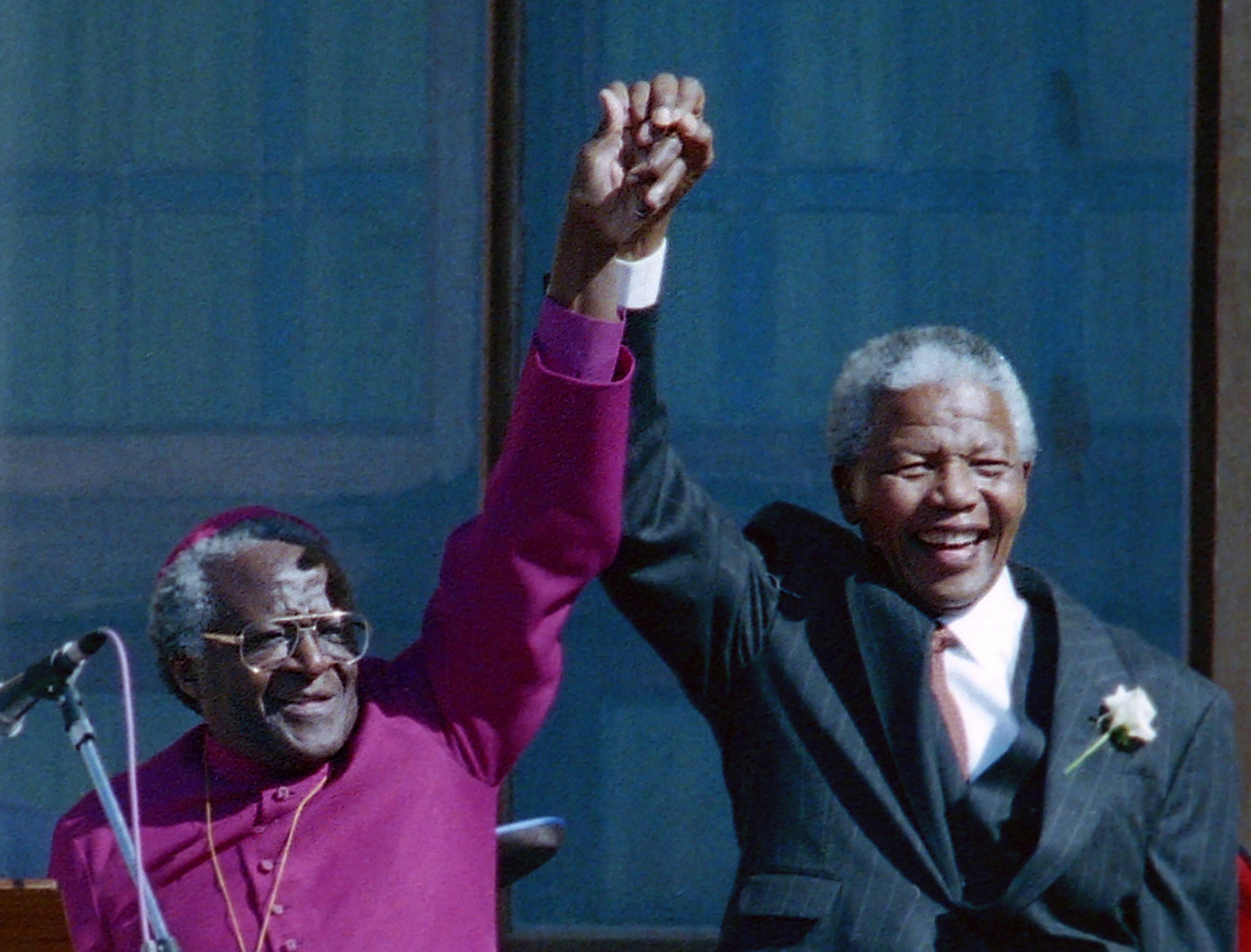 Holt/picture-alliance/AP Photo Desmond Tutu und Nelson Mandela 1995 in Kapstadt.