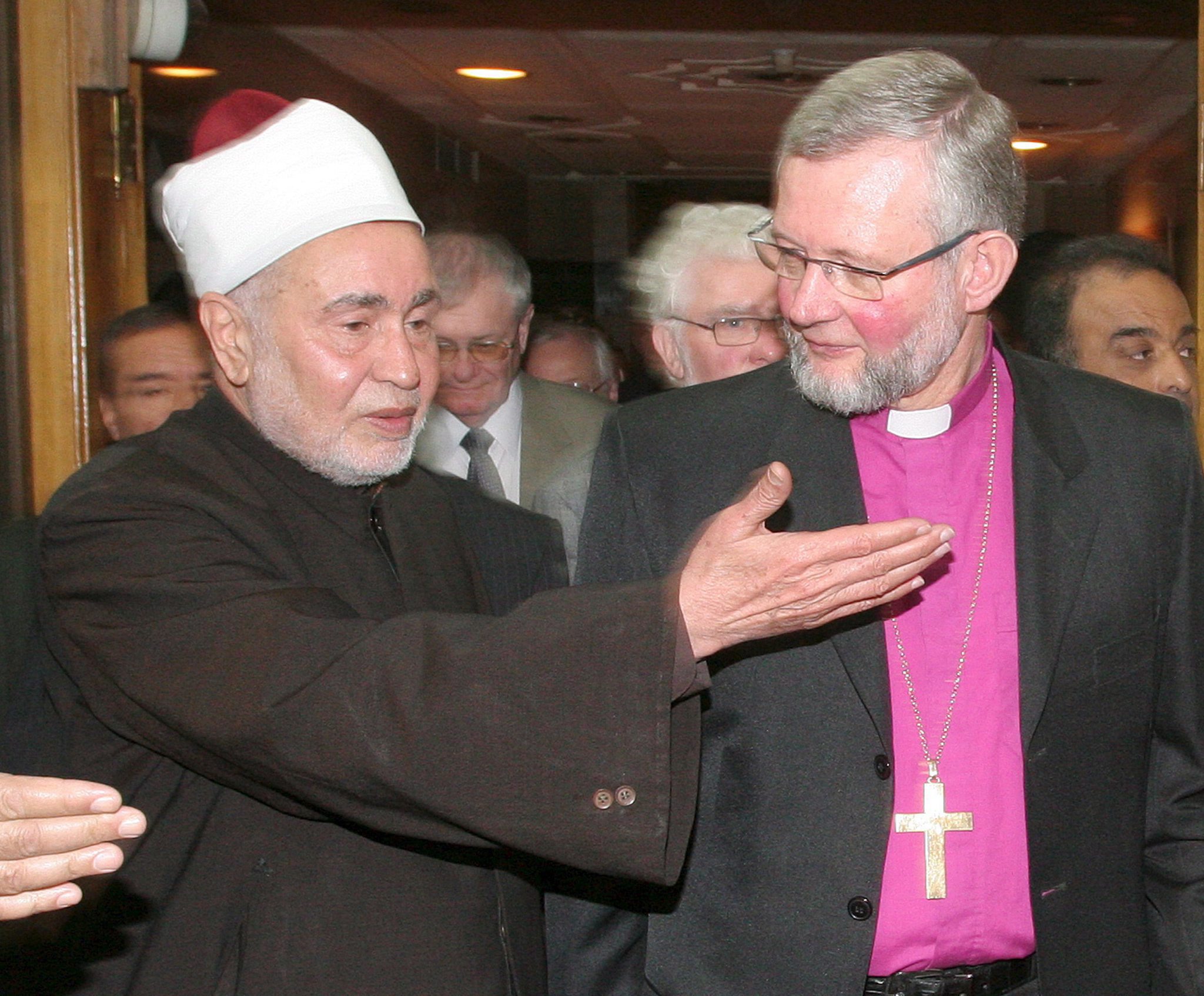 Mike Nelson/EPA/picture-alliance/dpa Die Zukunftscharta hält intensiveren interreligiösen Dialog für notwendig: der dänische Bischof Karsten Nissen reiste 2006 nach Kairo, um mit muslimischen Geistlichen über die Mohammed-Karikaturen in der Zeitung Jyllands Posten zu diskutieren.