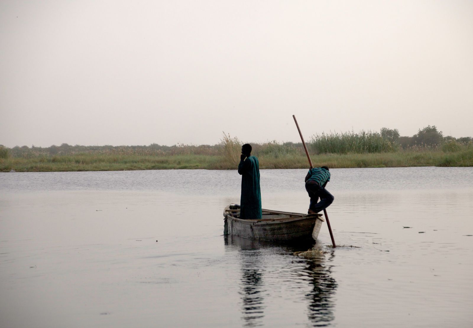 picture alliance/dpa A fisher and his son on Lake Chad in Chad.