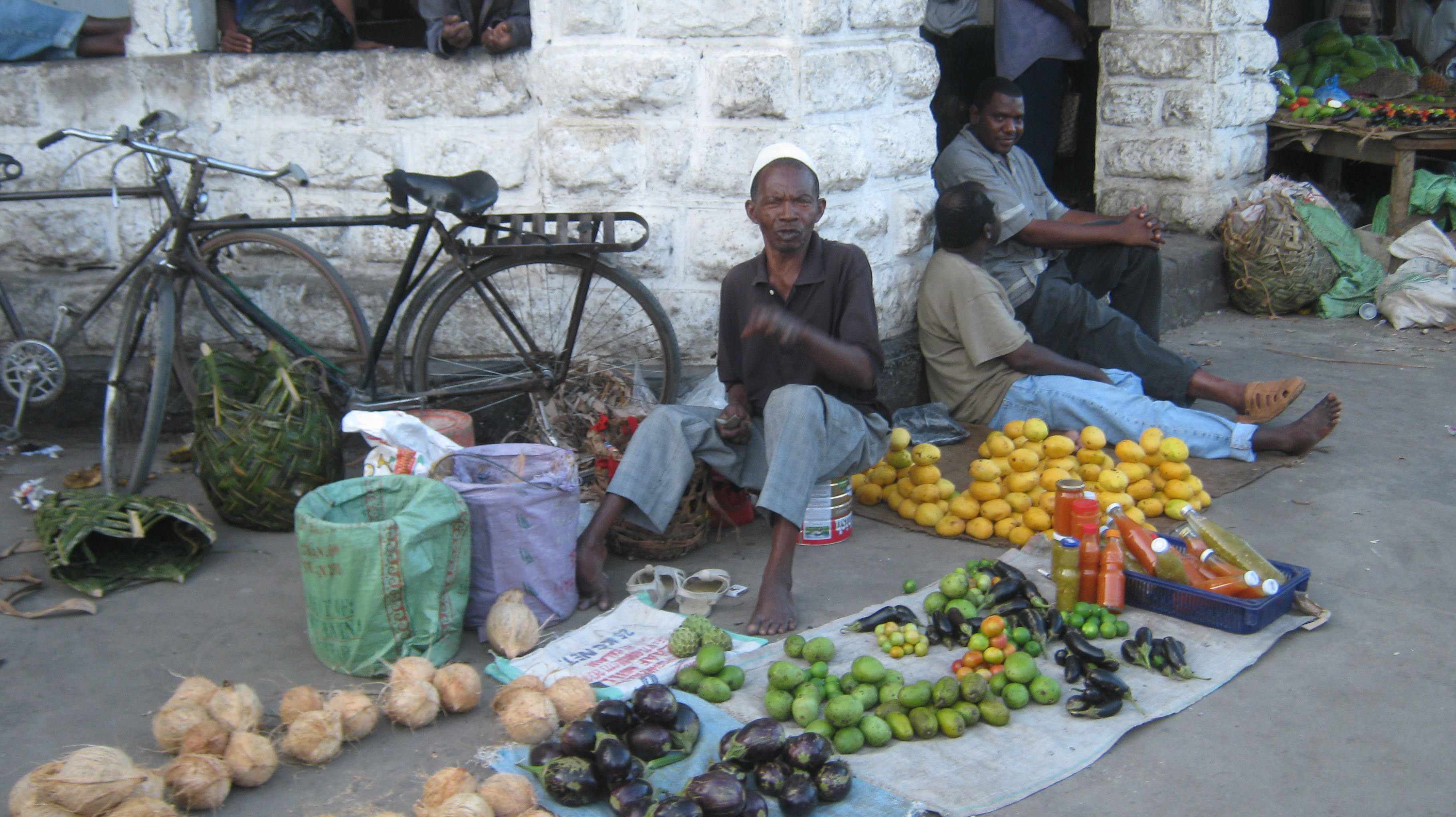 Abwechslungsreiche Ernährung ist das beste Mittel gegen Mikronährstoffmangel: Gemüsehändler auf Sansibar.