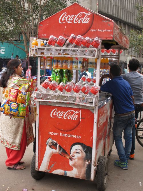 Stefan Mauer/picture-alliance/dpa Big multinational corporations promote unhealthy eating and drinking habits in developing countries: sales stall in New Delhi.