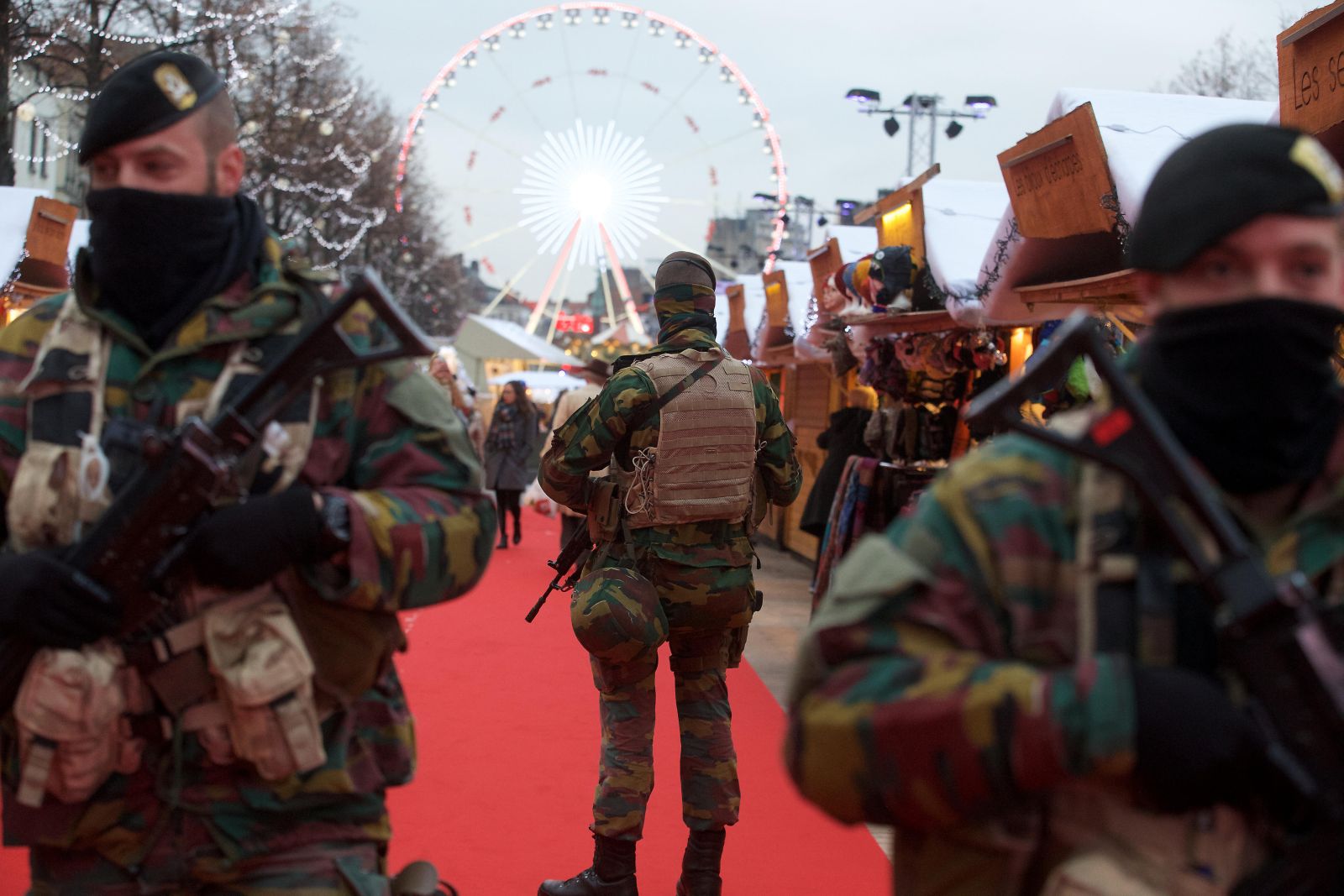 Nicolas Maeterlinck/picture-alliance/dpa Belgian soldiers patrolling a Christmas fair in Brussels after terror attacks of 2015.