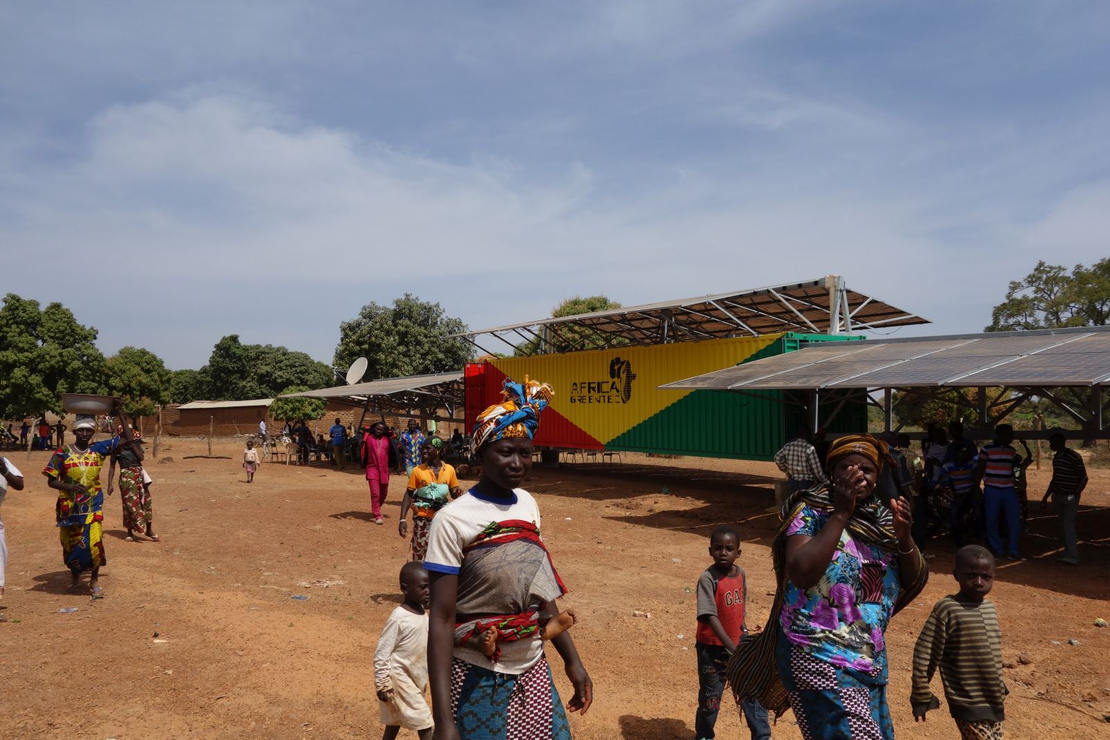 Sogenannte „Solartainer“ sorgen in Mali für grünen und erschwinglichen Strom für die Dorfbewohner.