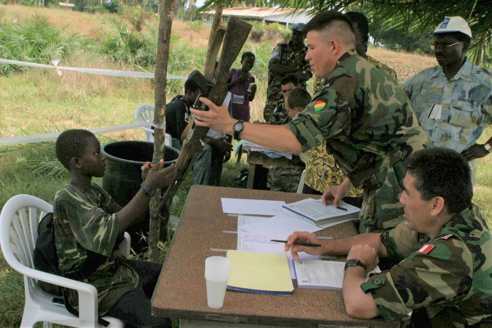 Entwaffnung eines ehemaligen Kindersoldaten in Liberia 2003.