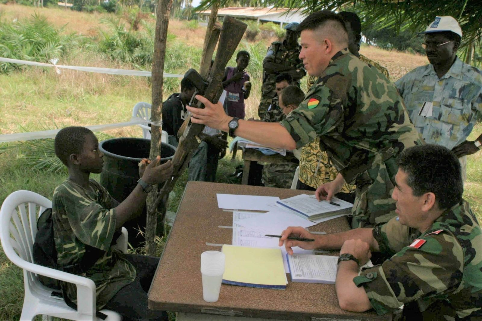Ahmed_Jallanzo/picture-alliance/dpa Entwaffnung eines ehemaligen Kindersoldaten in Liberia 2003.