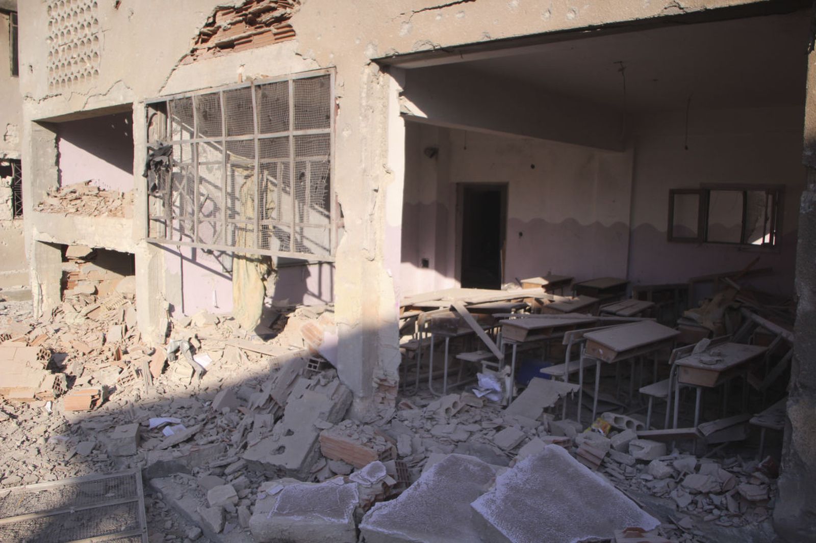 Durch die Zerstörung von Schulen und den dramatischen Verlust an Lehrkräften wächst derzeit eine „verlorene Generation“ heran: Durch einen russischen Angriff im März 2020 zerstörte Schule östlich von Idlib.