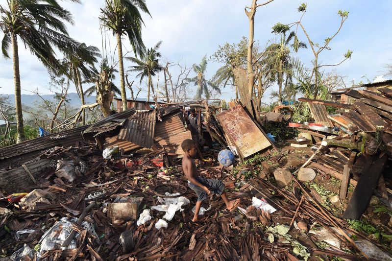 picture-alliance/dpa Entwicklungsländer sind besonders von den Folgen des Klimawandels betroffen. Der Zyklon Pam zerstörte 2015 große Teile des Pazifikstaates Vanuatu.