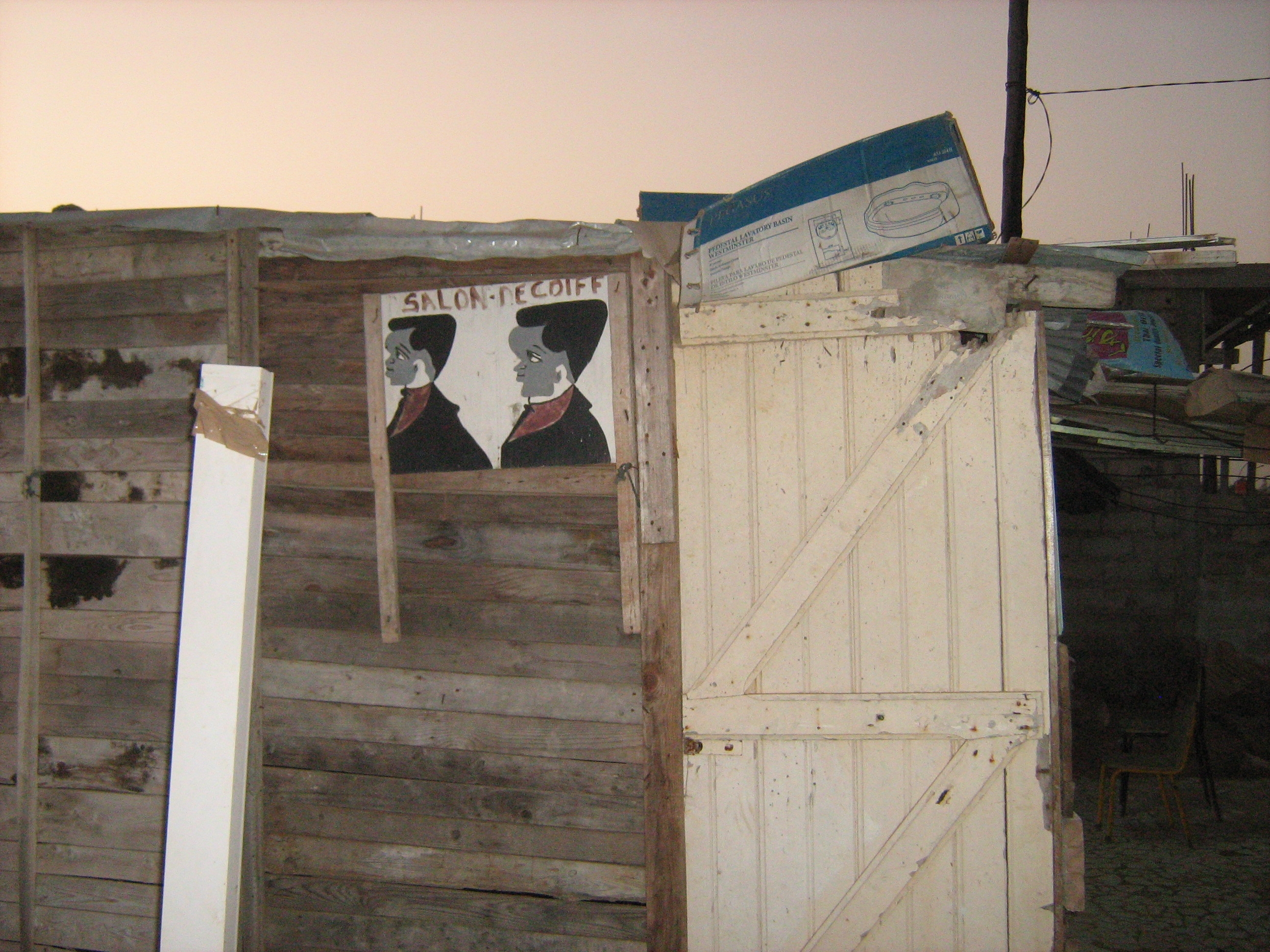 Dembowski Informelle Betriebe müssen sich entwickeln können: Friseursalon in Dakar, Senegal.