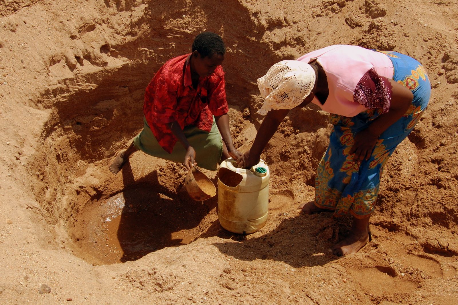 Kenyan women fetching water from a dry river bed in the Machakos region: drought impacts are gender specific.
