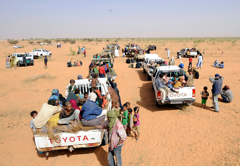 picture-alliance/abaca A convoy of Malian refugees in Mauretania in 2013.