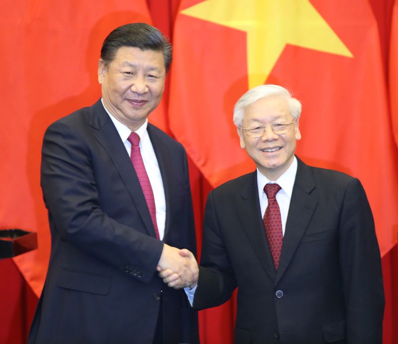 Chinas Präsident Xi Jinping (links) im November in Hanoi, hier mit dem Generalsekretär des Zentralkomitees der Kommunistischen Partei Vietnams, Nguyen Phu Trong. Bei dem Staatsbesuch wurde eine Vereinbarung zur Umsetzung der Belt and Road Initiative unterzeichnet.