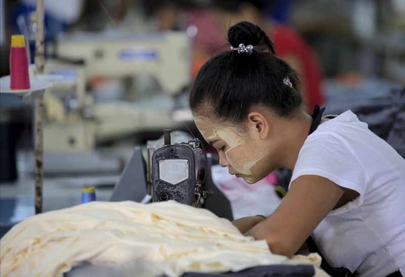 Textilarbeiterin in Myanmar.