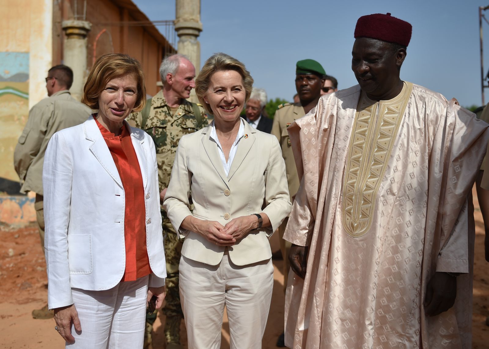 Die französische und die deutsche Verteidigungsministerin, Florence Parly und Ursula von der Leyen, mit ihrem nigrischen Amtskollegen Kalla Moutari beim Besuch der Baustelle des Hauptquartiers der G5-Sahel-Staaten 2017 in Niamey.