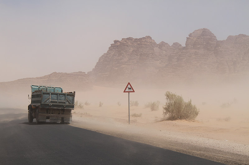 Im Straßenverkehr gibt es viele Gefahren; in Jordanien gehören Sandstürme und Kamele dazu.