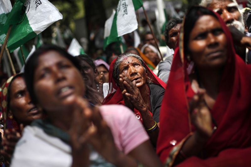 Indische Frauen demonstrieren für Landrechte für Indigene.